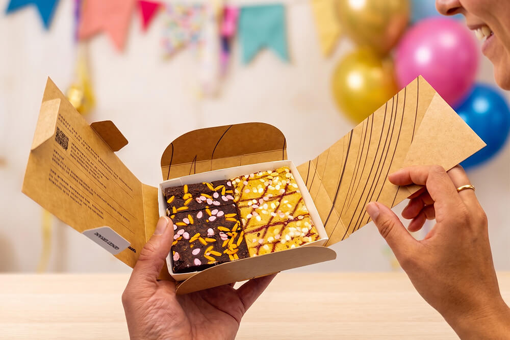 Ontvanger opent brownie box